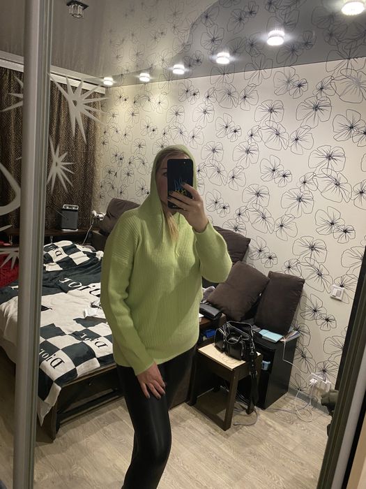 Свитер,свитшот, худи с капюшоном