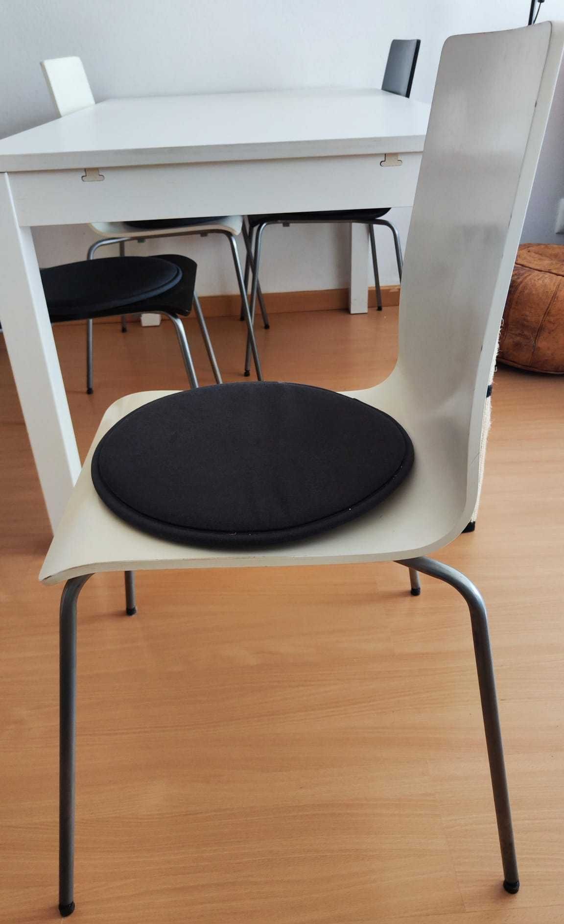 Mesa extensível IKEA BJURSTA branca com 4 cadeiras