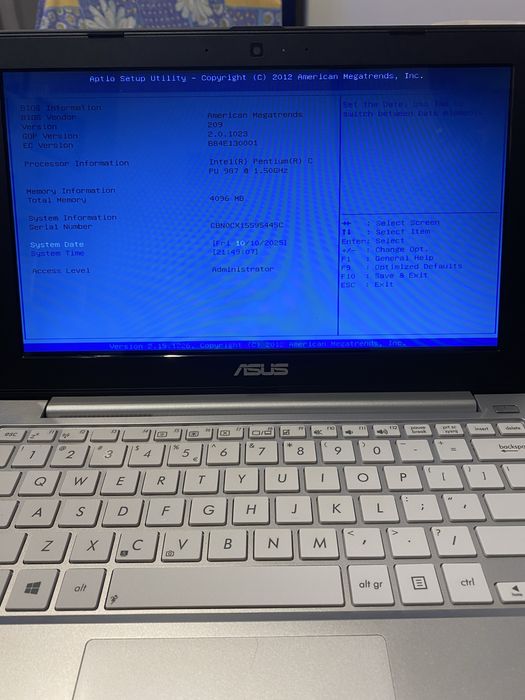 Asus X201E laptop mały