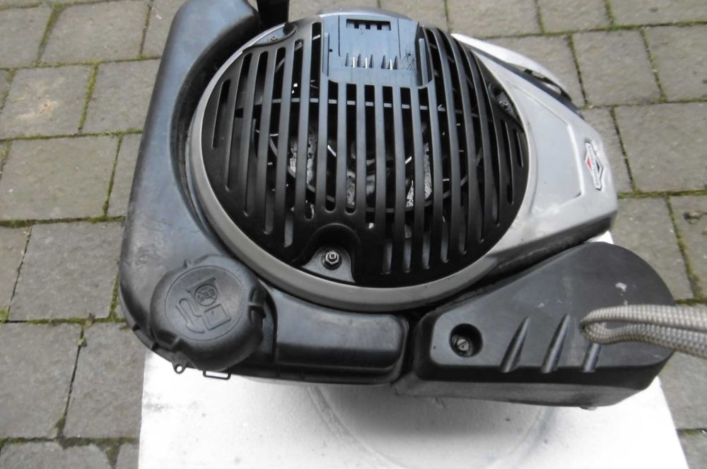 Silnik kosiarki spalinowej B&S/na części/.