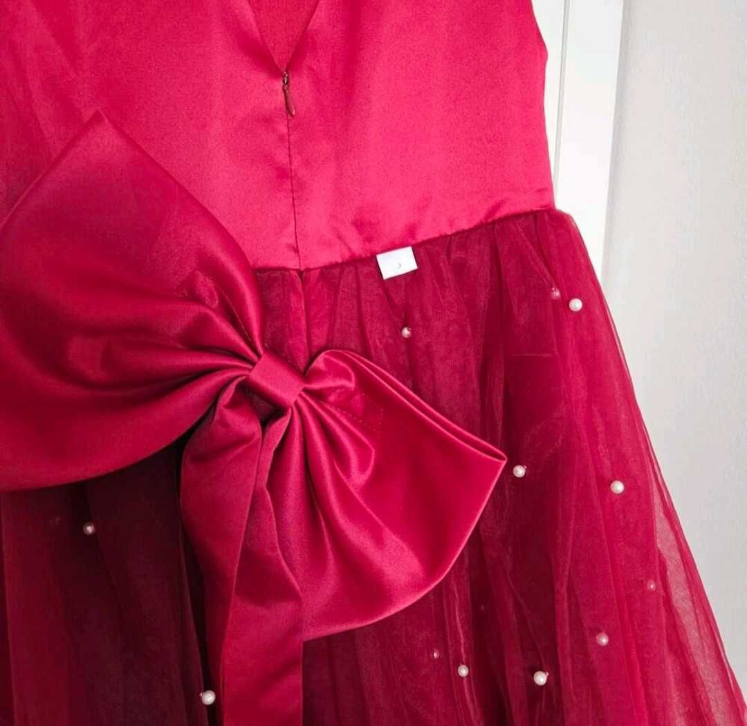 Elegancka sukienka w stylu księżniczki z tiulu z falbankami