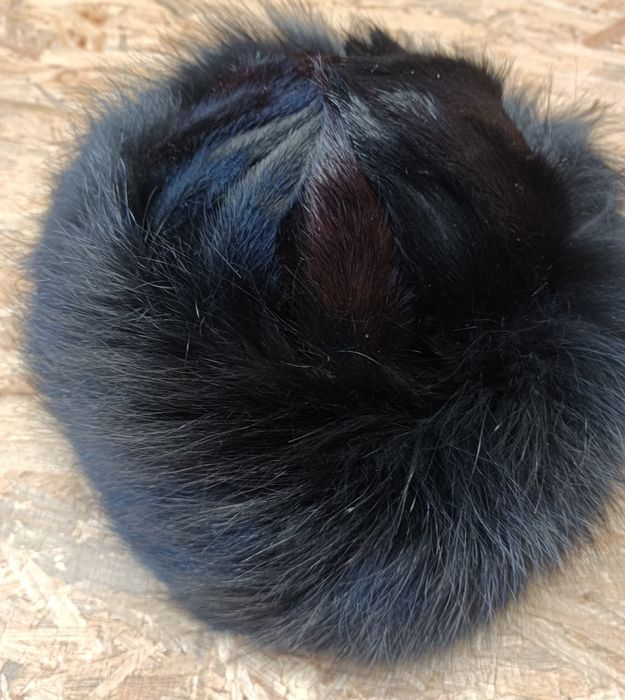 Czapka toczek z czarnego lisa.