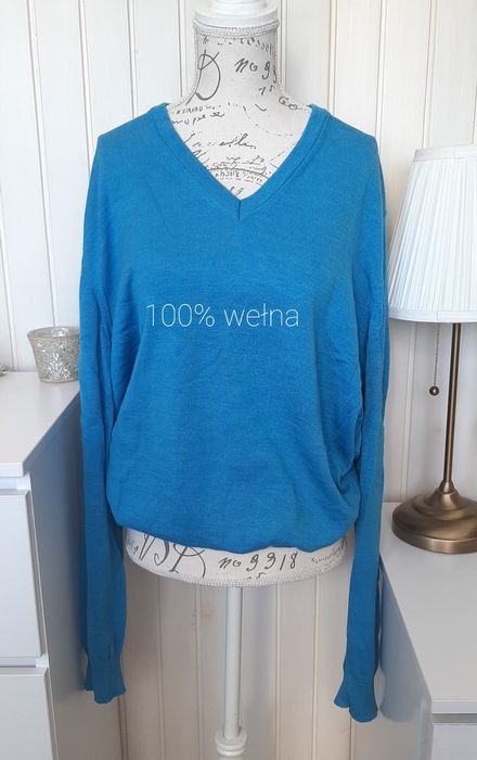 Niebieski sweter z dekoltem w serek 100% welna