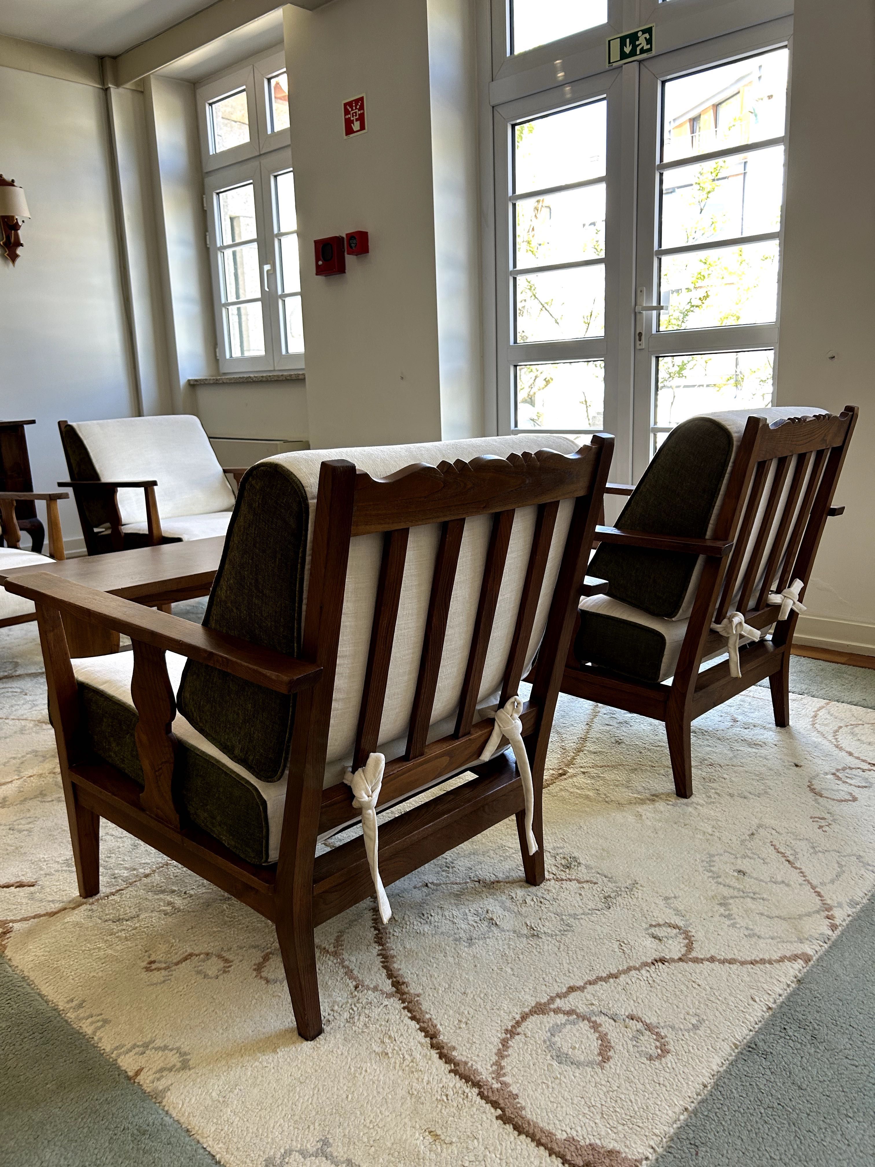 Conjunto de cadeirões com mesa e carpete