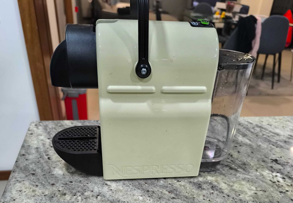 Vendo máquina de café Nespresso delonghi
