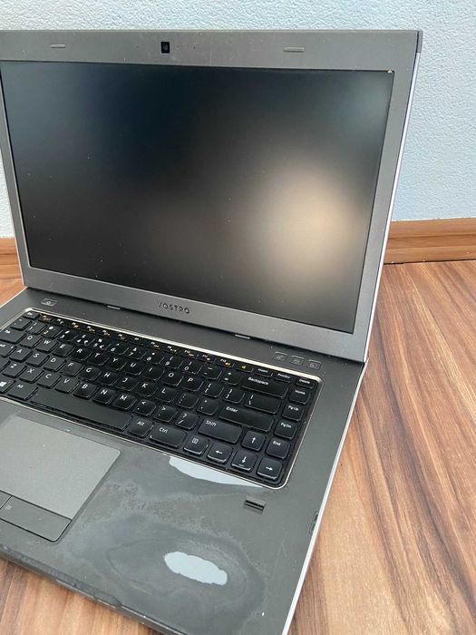 Laptop Dell Vostro  15.6 cali. Uszkodzony z ładowarką.