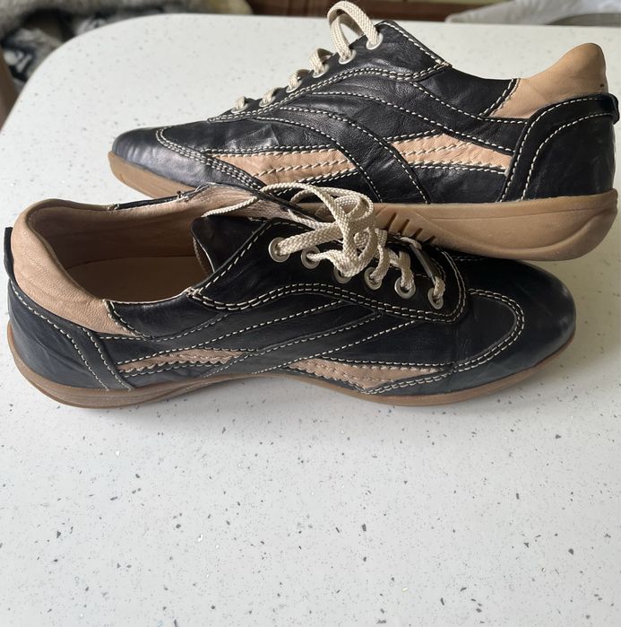 Продам підліткові кросівки.