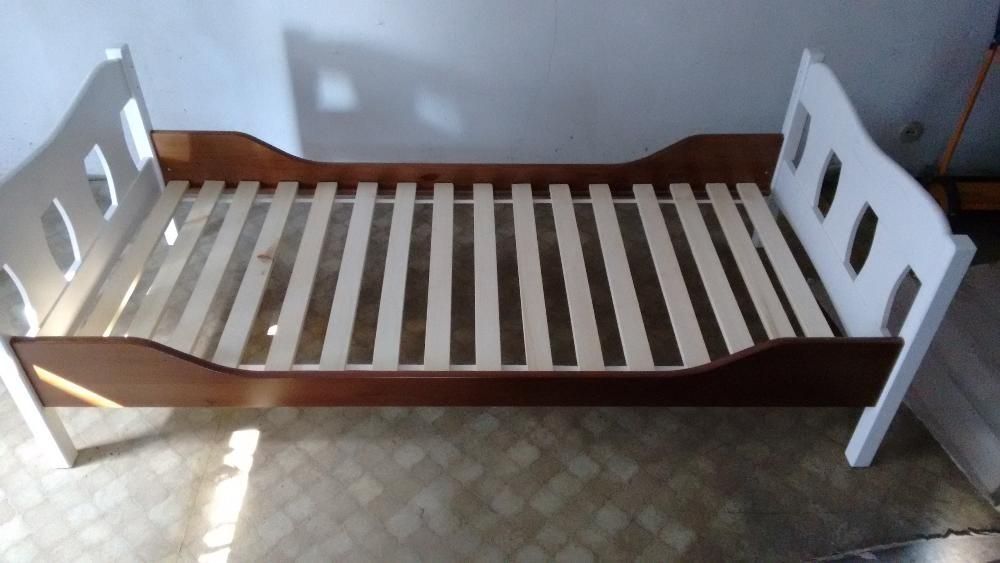 drewniane łóżko z szufladami 90/200