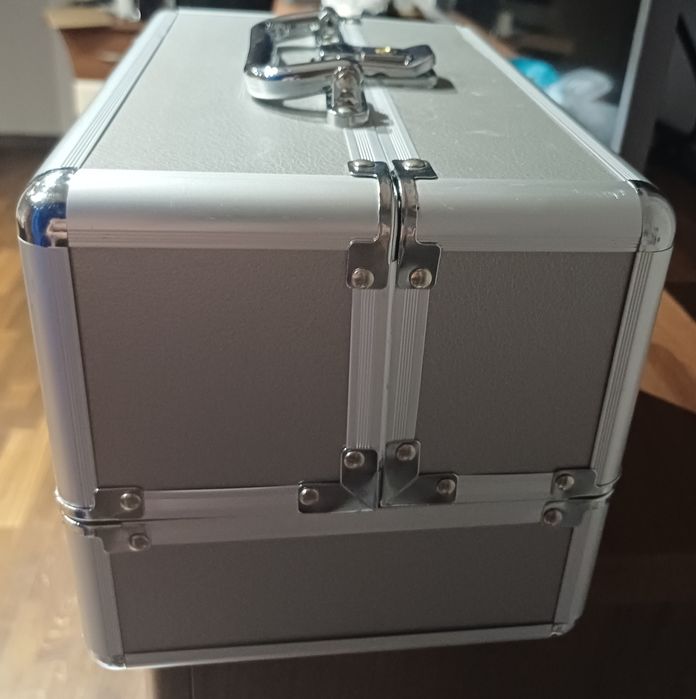 Kuferek na przyrządy do stylizacji paznokci z zawartością