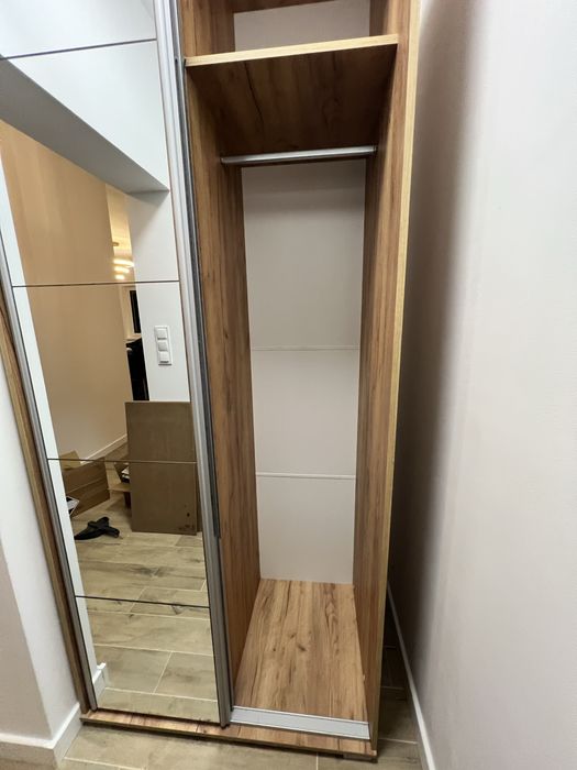 Szafa przesuwna z lustrem