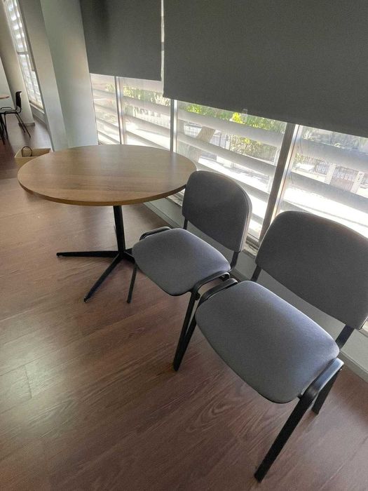 Mesa redonda de escritório com 2 cadeiras estofadas