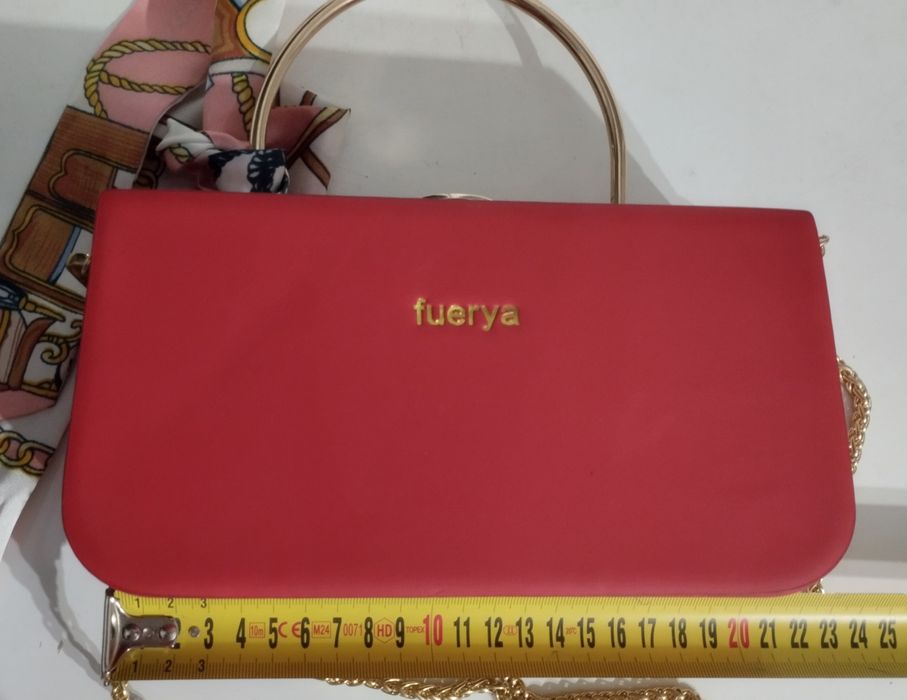 Жіноча шкіряна червона клач-сумочка з золотим ланцюжком