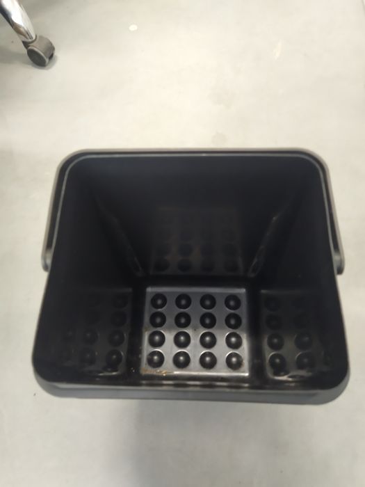 Śmietnik czarny plastikowy kosz na śmieci Ikea