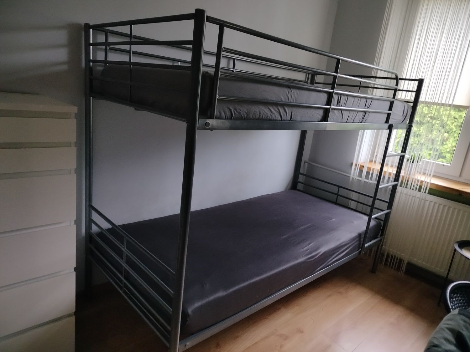 Łóżko piętrowe metalowe z materacami sprężynowymi Jysk