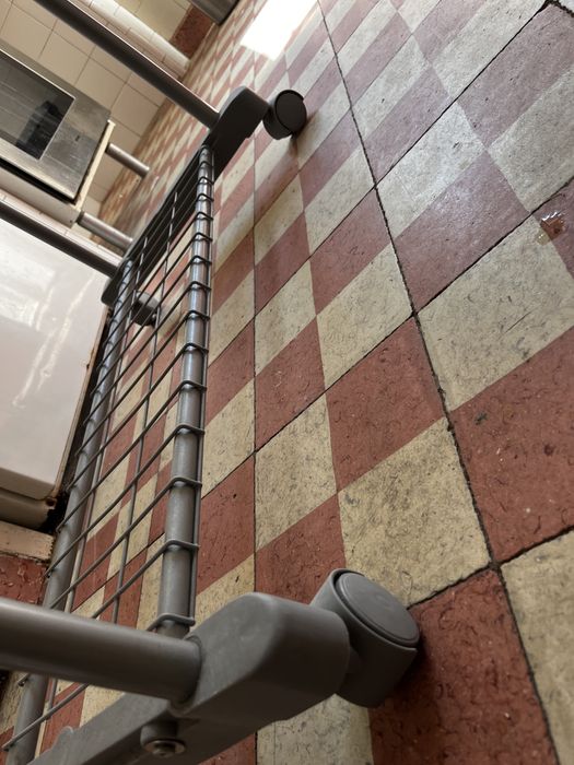 Cabideiro/Suporte de roupa duplo com rodinhas