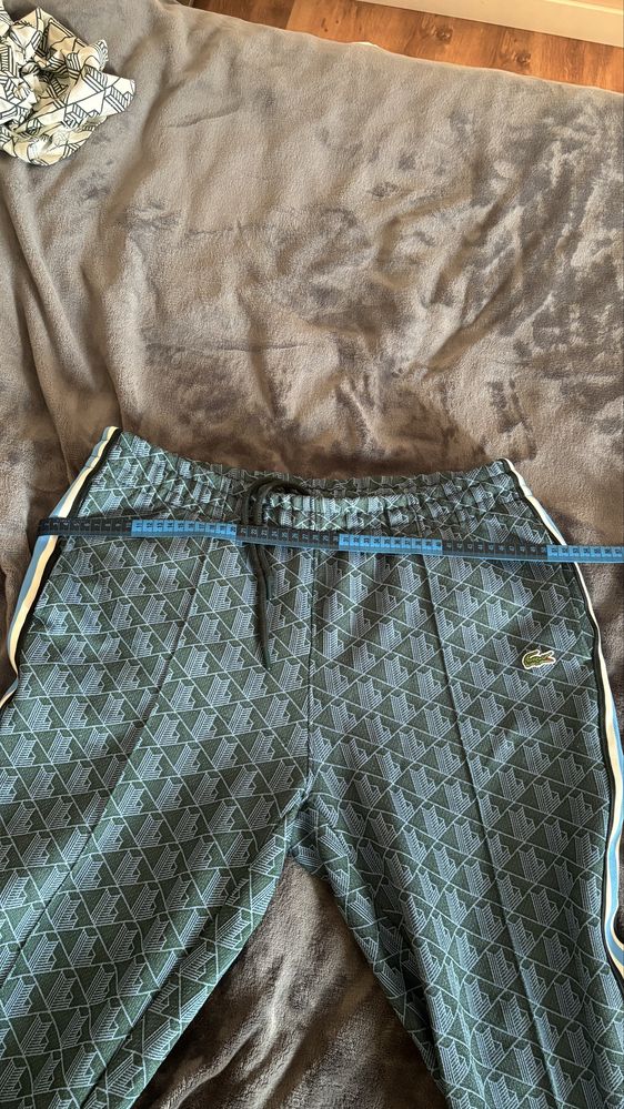dres Lacoste Monogram