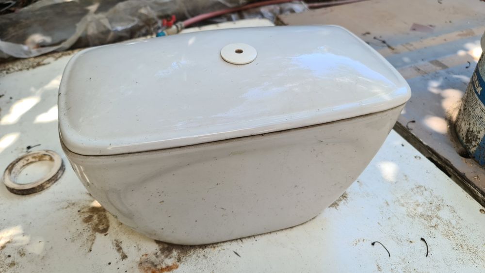 Продам бачек унитаза б у 13.5 по центрам