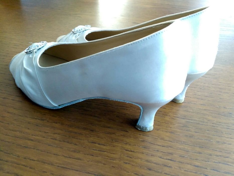 Buty czułenka ecru rozm. 38,5
