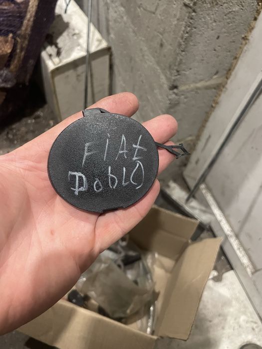 Продам заглушку фаркопа перед бампер Fiat Doblo 2 оригінал 735594060