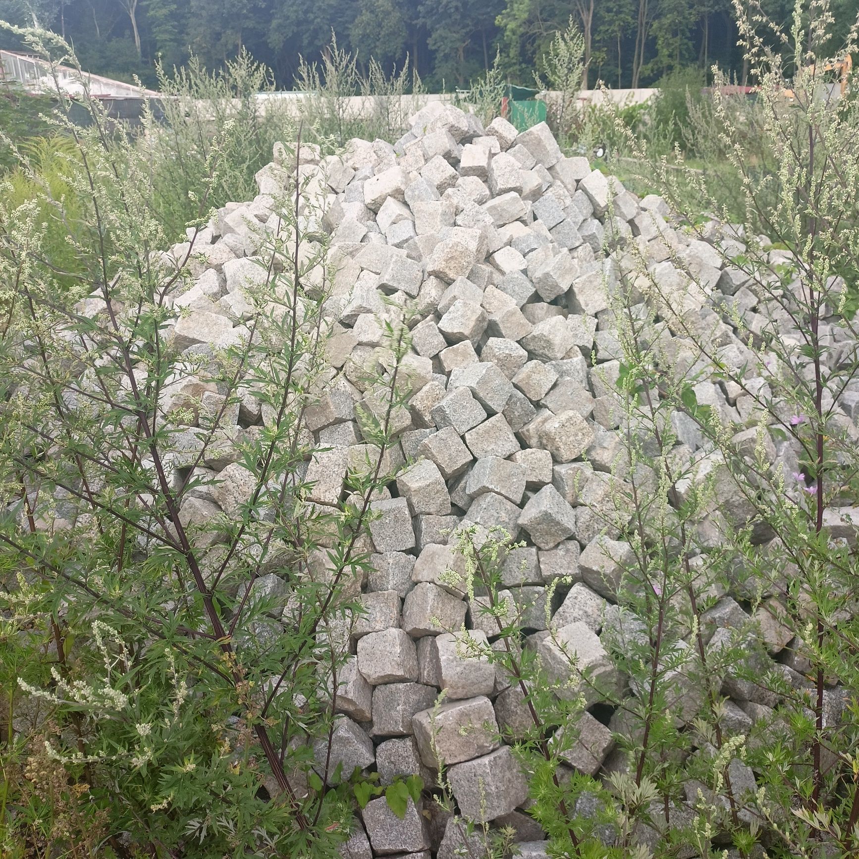 Sprzedam łupaną kostkę granitową szarą wymiar: ok 10x10x10cm