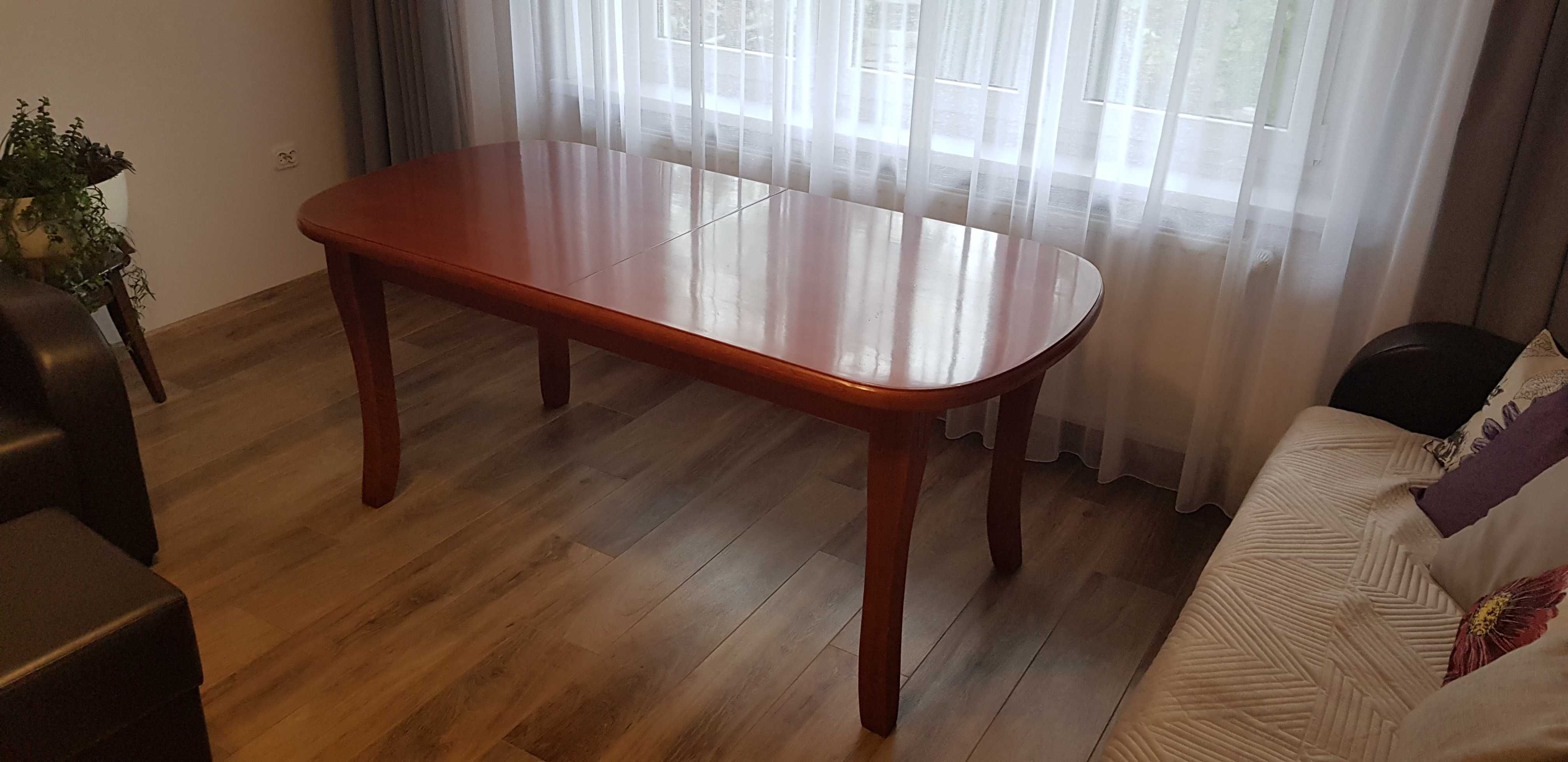 Stół drewniany w stylu klasycznym