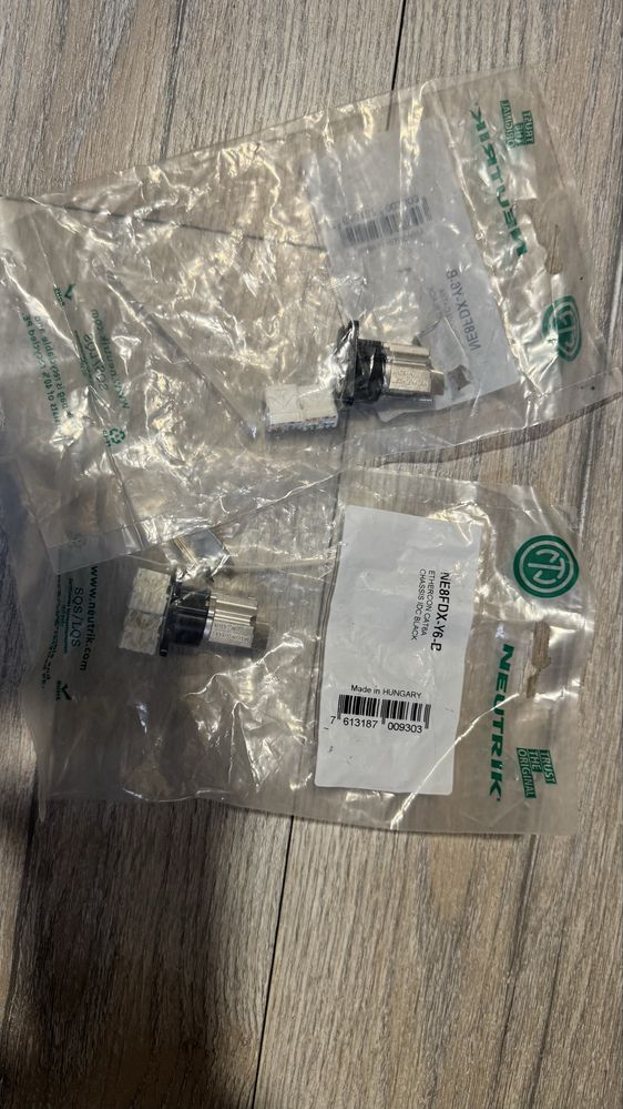 NEUTRIK NE8FDX-Y6-B złącze ethercon tablicowe RJ45 CAT6A IDC czarne
