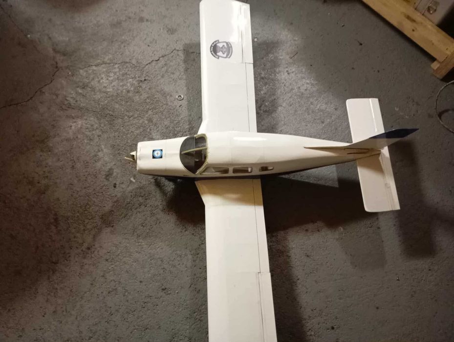 Aeromodelismo Piper Cherokee completo