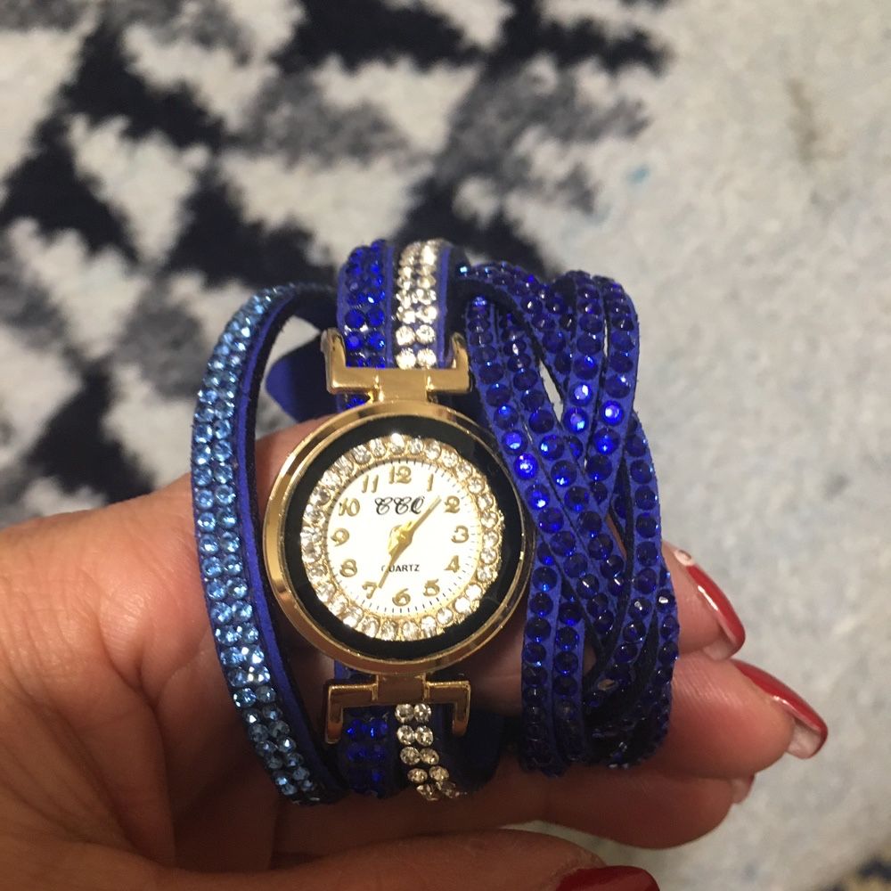 Relógio braceleta da 2 voltas no pulso azul  e novo em nom estado