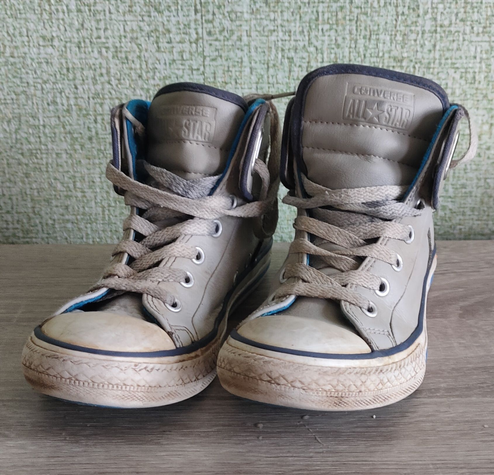 Продам оригинальные кожаные юниорские кеды Converse