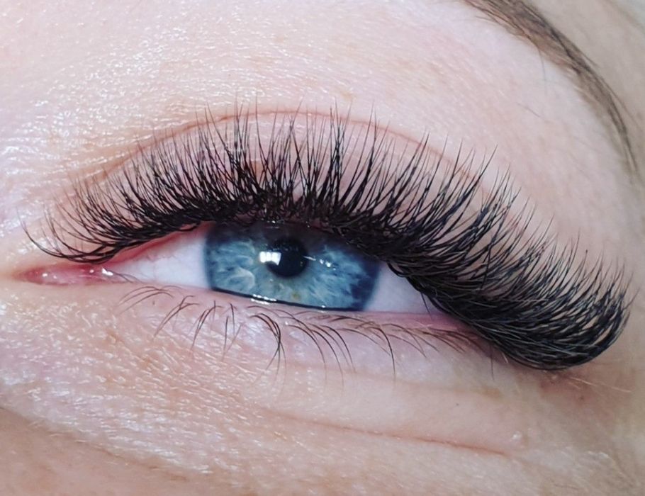 Нарощування вій та фарбування брів