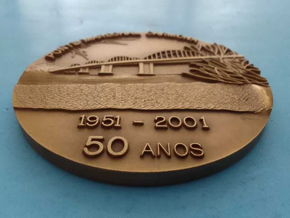 Medalhão comemorativo dos 50 anos da Ponte Marechal Carmona