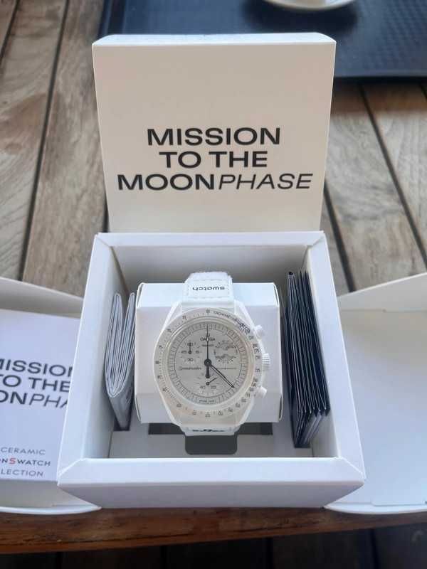 SO33W700 Omega x Swatch Snoopy Biały Zegarek