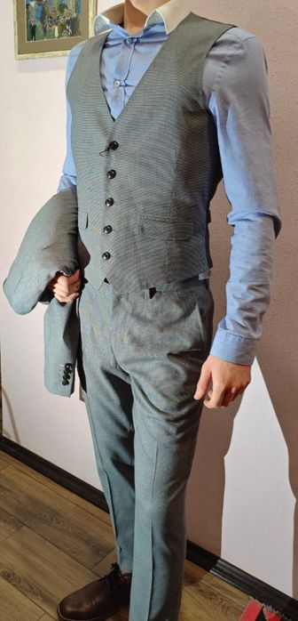 Новий,дуже гарний Англійський брендовий костюм-трійка(s)Шлюбний костюм