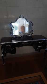 Mesa moderna com espelho