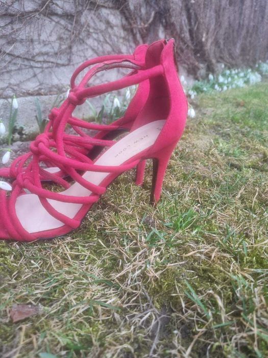 Босоніжки замшеві червоні