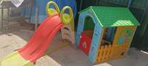 Casinha de brincar e escorrega infantil