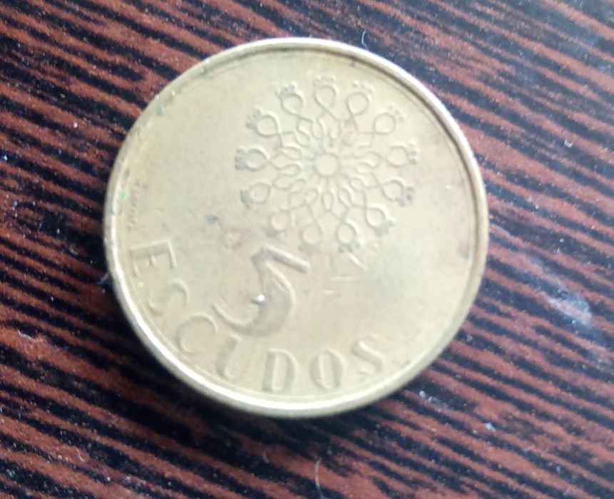 Lote de moedas de 5.00 escudos de varios anos