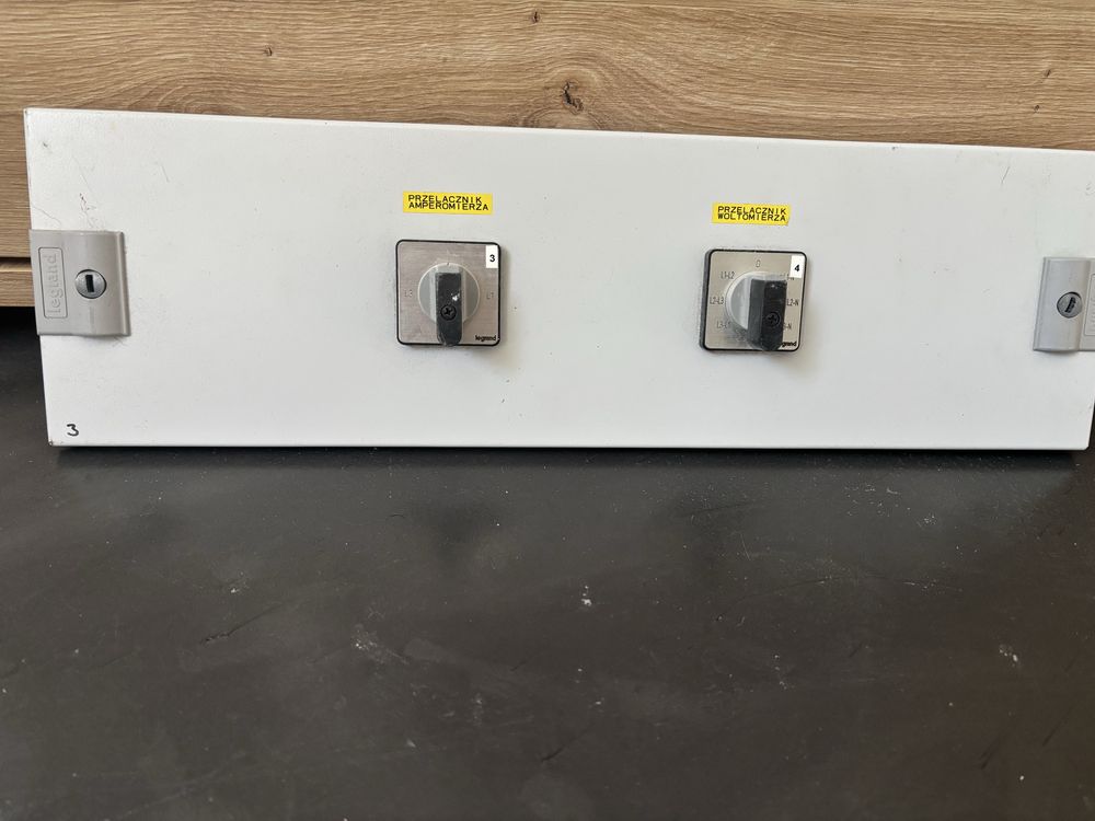 Osłona metalowa Legrand XL3 150mm oraz z przełącznikami LegraND XL3