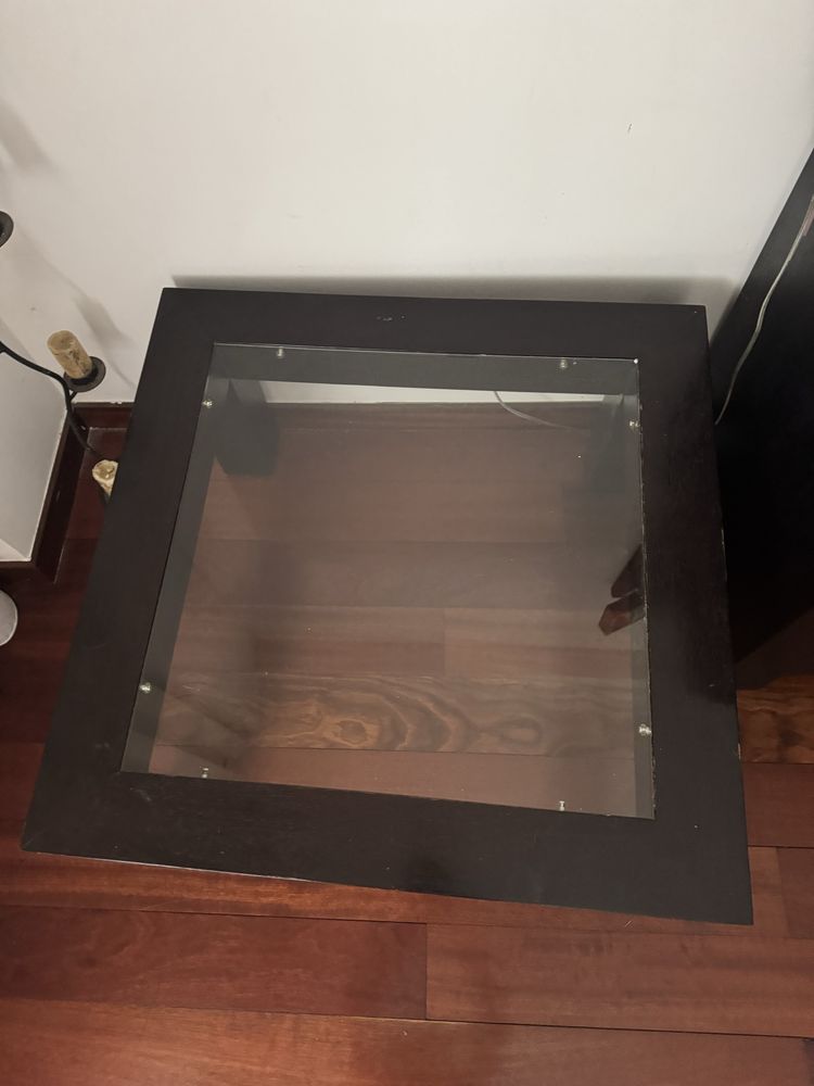 Mesa preta de madeira