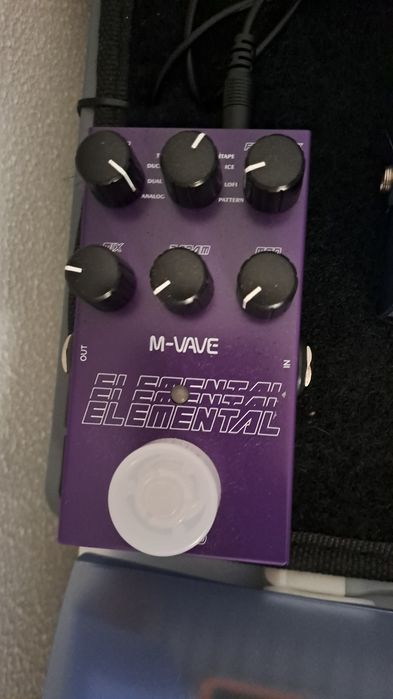 Pedais de guitarra (2 overdrives, chorus e delay)