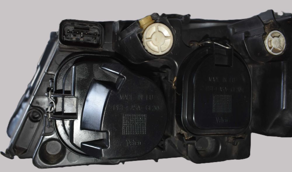 Farol direito Bmw E90/E91 com defeito