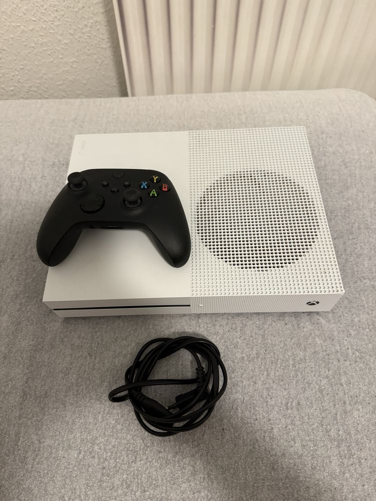 Ігрова приставка Xbox One S 1TB