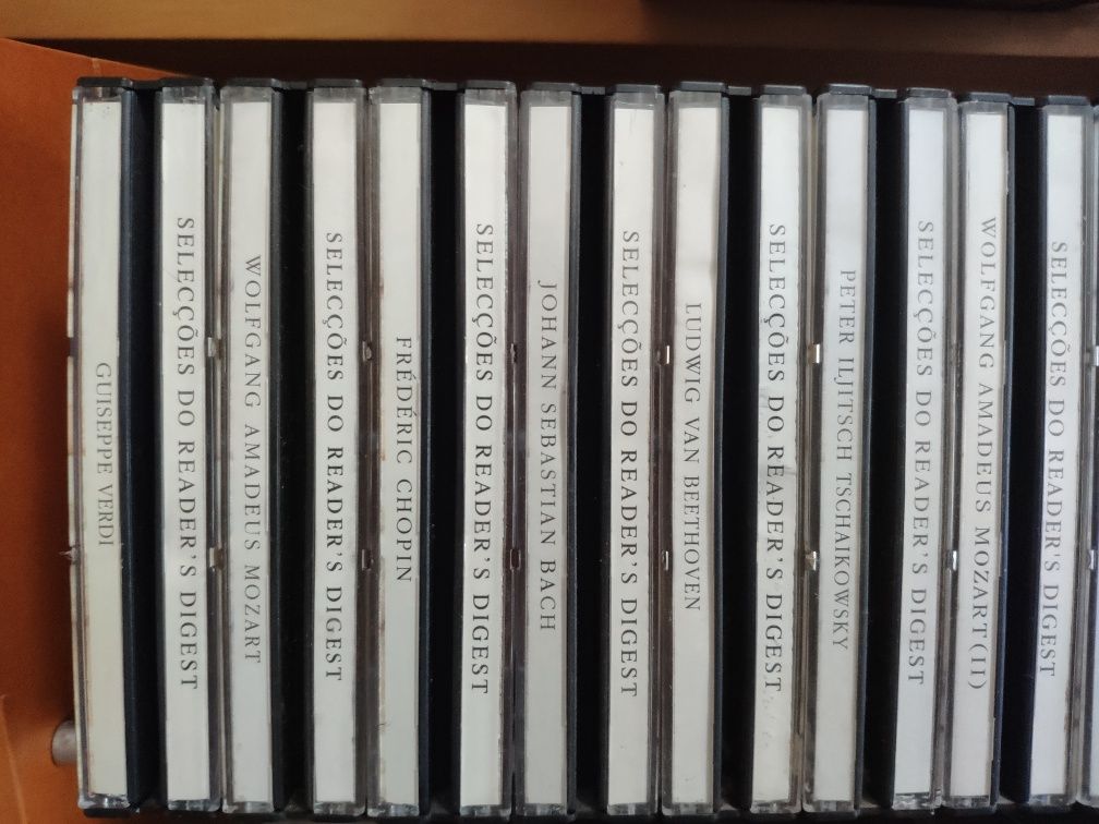 Coleção de CDs triplos com suporte