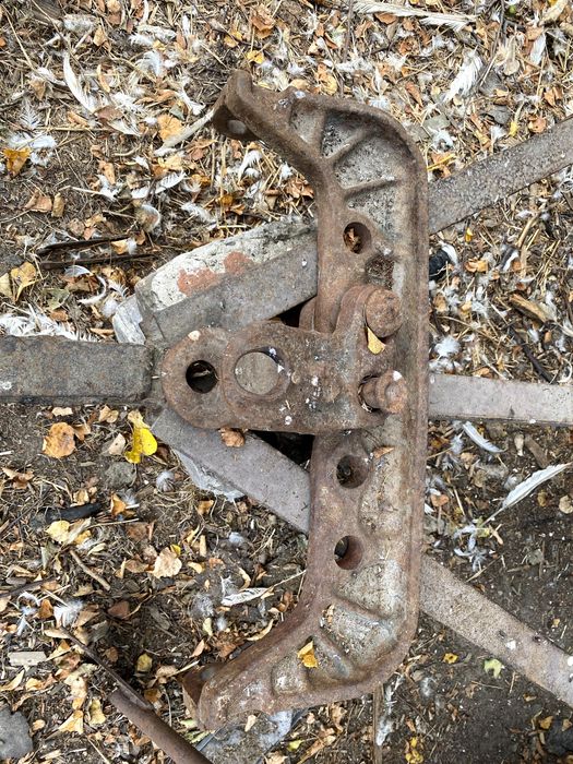 Sprzedam dolny zaczep do ciągnika MTZ