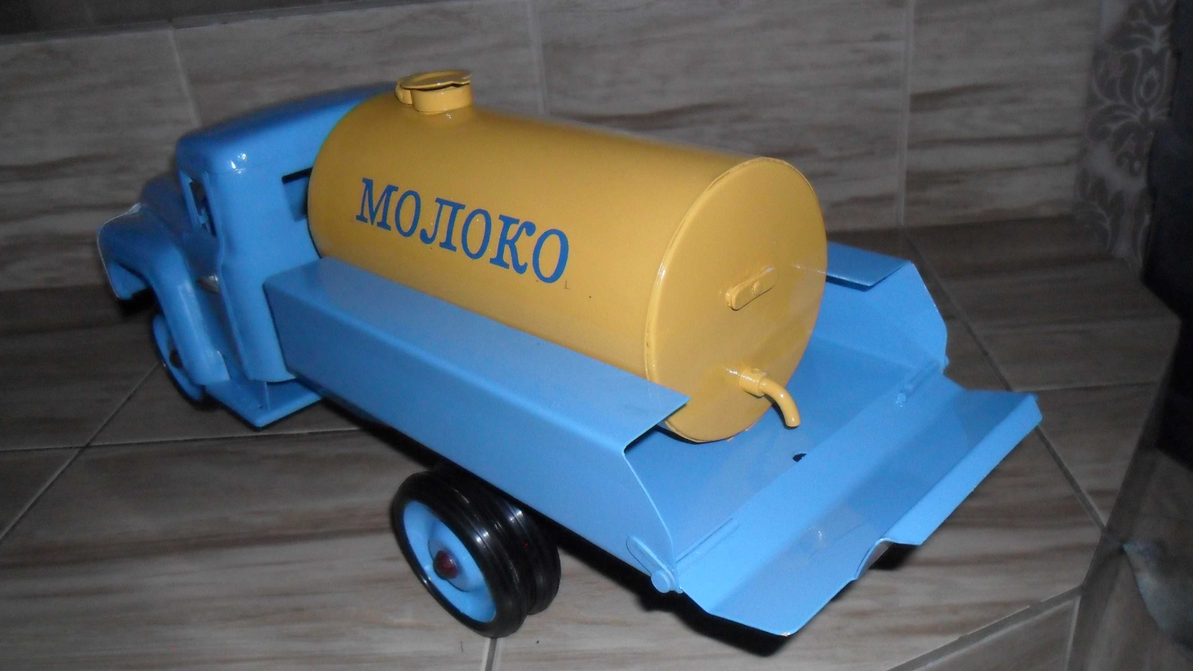 Машинка ЗиЛ-130 молоковоз.