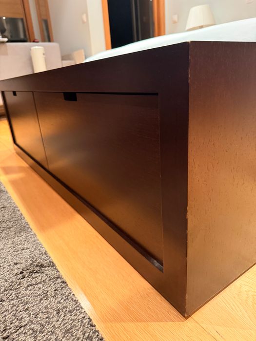 Móvel em madeira escura com linhas modernas (loja Caneiro)