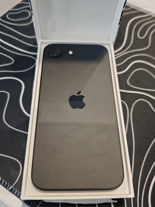 iPhone 16e 128 GB — чорний, демонстраційний, у відмінному стані