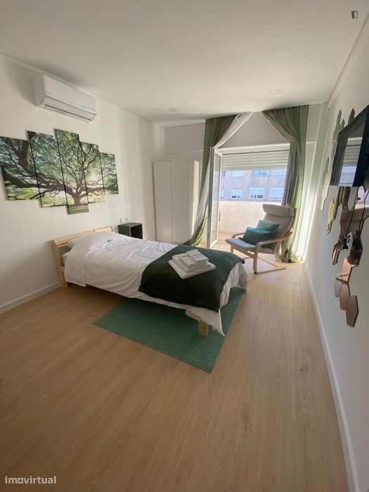 Quarto - localizado em Almada Lisbon