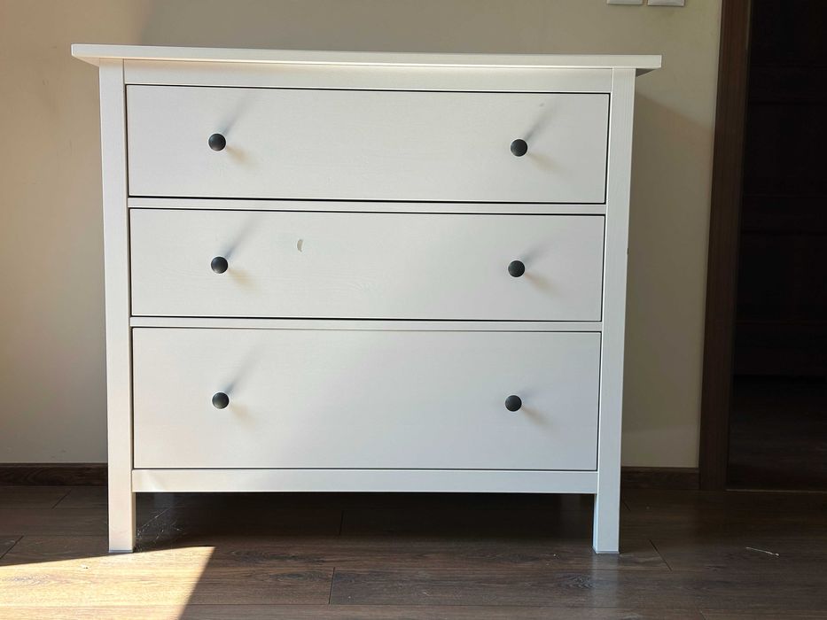 Zestaw mebli IKEA HEMNES – komoda, stoliki + lampy gratis