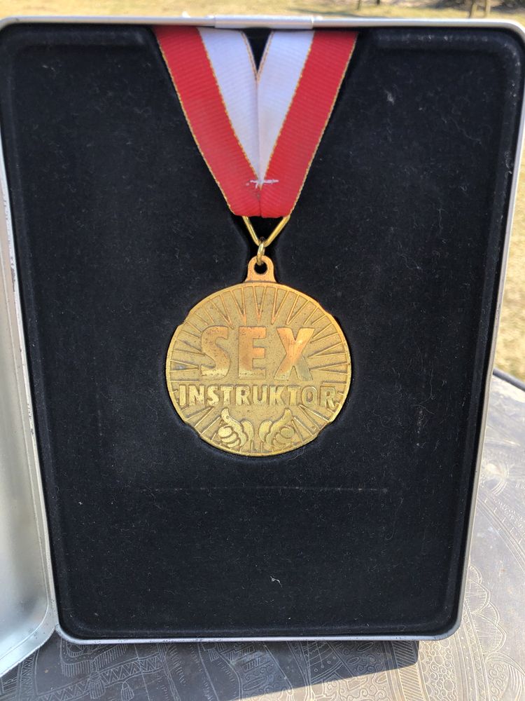 Medal okolicznościowy w metalowym pudełku, jak na zdjęciach.